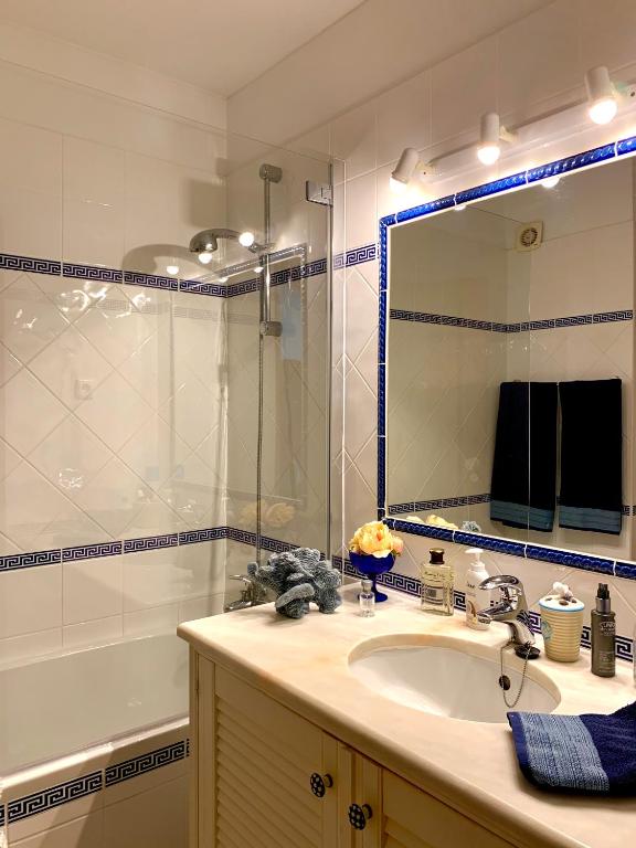 Gil Eanes Ocean View Nautical Apartment room 5